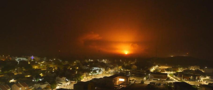Bom và tên lửa sáng rực ở đường chân trời Dải Gaza - Ảnh: NBC NEWS