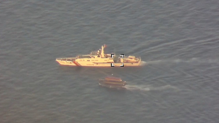 Một chiếc thuyền treo cờ Philippines bị tàu hải cảnh Trung Quốc (trên) chặn mũi trong một sự cố ở Biển Đông trong hình ảnh công bố ngày 22-10 - Ảnh: REUTERS