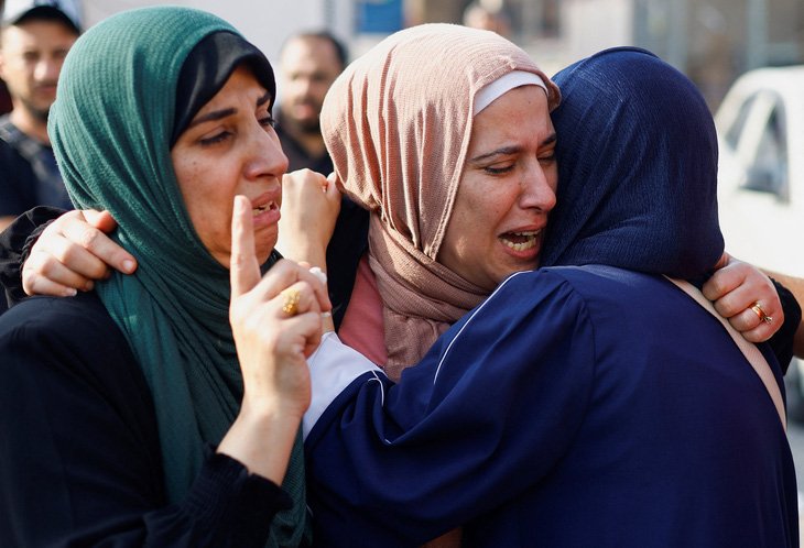 Người dân Gaza đưa tiễn người thân thiệt mạng do không kích của Israel hôm 24-10 - Ảnh: REUTERS