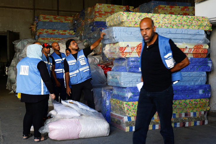 Nhân công phân loại viện trợ để phân phát cho người Palestine tại một cơ sở do Liên Hiệp Quốc điều hành ở Khan Younis, phía nam Dải Gaza, ngày 26-10 - Ảnh: REUTERS