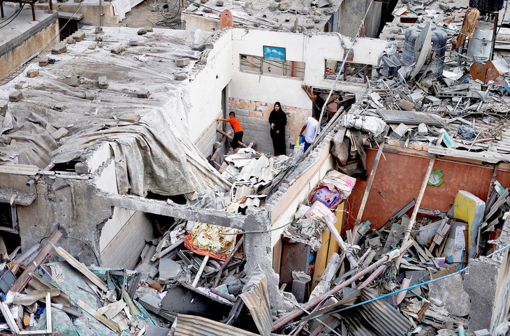 Người dân Palestine kiểm tra thiệt hại nhà cửa do các cuộc không kích từ Israel ở Khan Younis, phía nam Dải Gaza, vào ngày 29-10 - Ảnh: Reuters