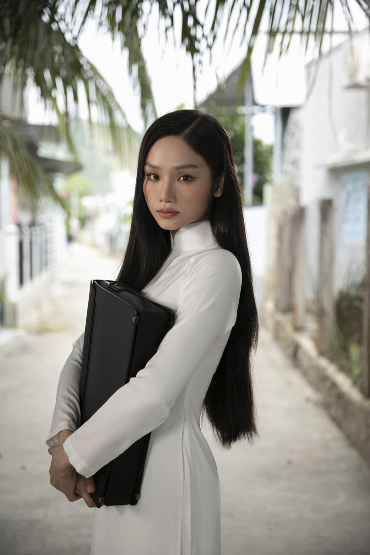 Hình ảnh diễn viên Miu Lê trong phim 'Cô gái đến từ hôm qua' mở đầu cho MV 'Cô đơn đã quá bình thường'