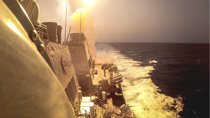 Tàu khu trục USS Carney đánh chặn tên lửa Houthi ngày 19-10-2023 - Ảnh: Aaron Lau