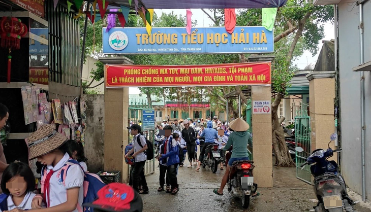 Trường tiểu học xã Hải Hà, thị xã Nghi Sơn (tỉnh Thanh Hóa) giờ tan học - Ảnh: HÀ ĐỒNG