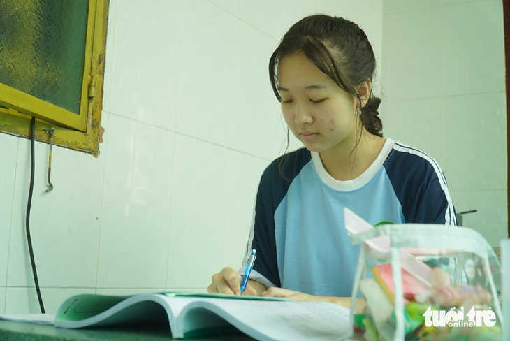 Tân sinh viên Trường đại học Nông lâm TP.HCM Nguyễn Ngọc Hải Yến cho biết thương mẹ một mình gánh vác mọi việc trong nhà nên ráng học thật giỏi để không phụ lòng mẹ - Ảnh: MẬU TRƯỜNG