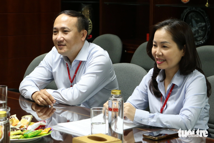 Ông Lưu Hoàng Lai - phòng tổ chức nhân sự Saigon Co.op, và bà Trương Phan Hoàng Thy - phó chủ tịch Công đoàn Saigon Co.op - đến ủng hộ học bổng Tiếp sức đến trường 2023 - Ảnh: BÌNH MINH