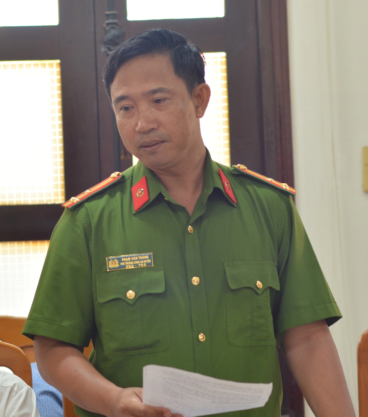Thượng tá Phạm Văn Thắng - phó trưởng Công an huyện Hàm Tân, Bình Thuận - thông tin thêm vụ việc thầy phó hiệu trưởng bị đánh gãy sống mũi - Ảnh: ĐỨC TRONG
