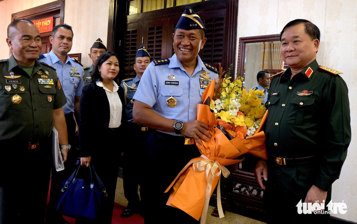 Thượng tướng Hoàng Xuân Chiến - thứ trưởng Bộ Quốc phòng (bìa phải) - chào mừng Trung tướng Donny Ermawan Taufanto - tổng thư ký Bộ Quốc phòng Indonesia - đến Việt Nam tham gia đối thoại - Ảnh: HÀ THANH