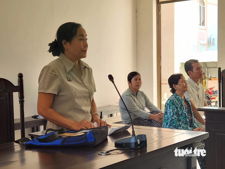 Tòa án nhân dân TP Rạch Giá đã chấp thuận yêu cầu khởi kiện của bà Nguyễn Thu Hà (bìa trái), và yêu cầu bị đơn phải giao đất trong vòng 2 tháng kể từ ngày bản án có hiệu lực - Ảnh: BỬU ĐẤU