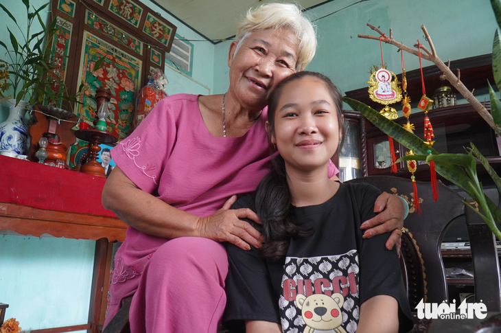 Tân sinh viên Lê Ngọc Hải Yến cùng bà nội, người đã nuôi nấng em từ tấm bé - Ảnh: MẬU TRƯỜNG