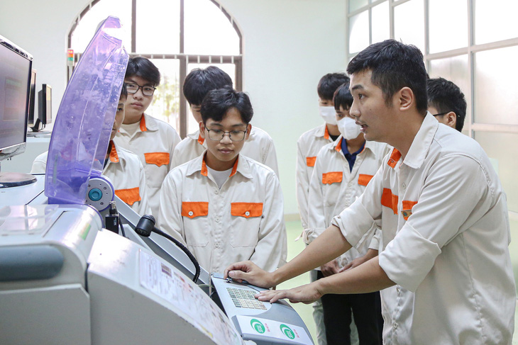 Sinh viên Trường CĐ nghề Hà Nam học sử dụng máy móc công nghệ cao tại xưởng - Ảnh: HÀ QUÂN