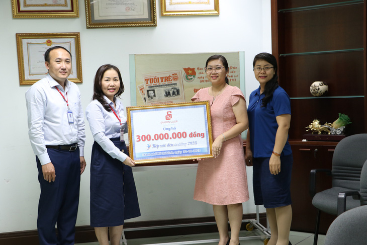 Saigon Co.op trao 300 triệu đồng cho Tiếp sức đến trường