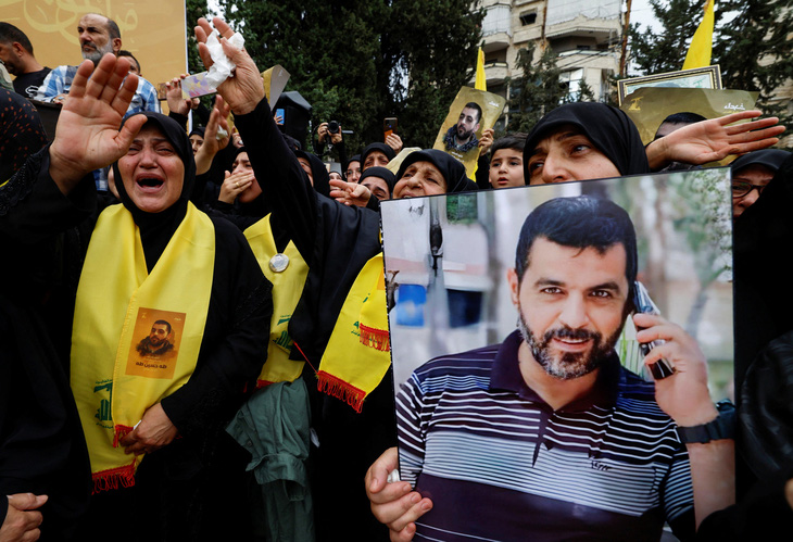 Đám tang hôm 27-10 của Taha Hussein, một thành viên Hezbollah thiệt mạng tại miền nam Lebanon giữa lúc Hezbollah và Israel giao tranh - Ảnh: REUTERS