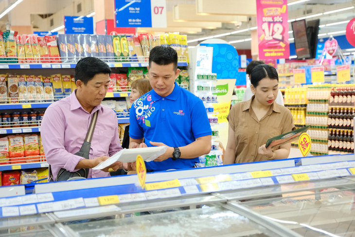 Anh Huỳnh Thanh Tuấn - giám đốc phòng quản lý chất lượng - nhiệt tình tư vấn cho khách hàng các thực phẩm đông lạnh - Ảnh: H.C.
