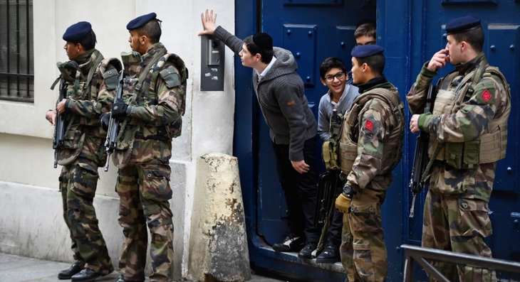 Một trường học ở khu Do Thái tại quận Marais, thủ đô Paris, Pháp từng được bảo vệ hồi tháng 1-2015 - Ảnh: GETTY IMAGES
