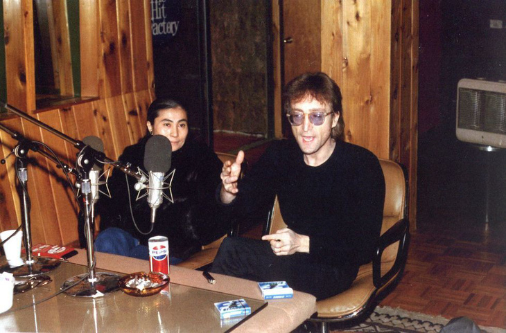 John và Yoko Ono tại New York ngày 4-12-1980, chỉ bốn ngày trước thảm kịch - Ảnh: Getty Images
