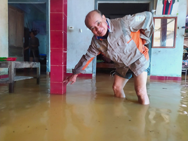 Người dân thôn 4, xã Hà Lĩnh cho biết nước tràn vào nhà từ 22h đêm 30-10 - Ảnh: LÊ MINH