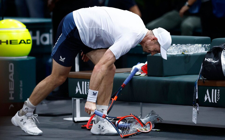 Andy Murray nổi giận đập gãy vợt sau thất bại ở Paris Masters - Ảnh: Shutterstock