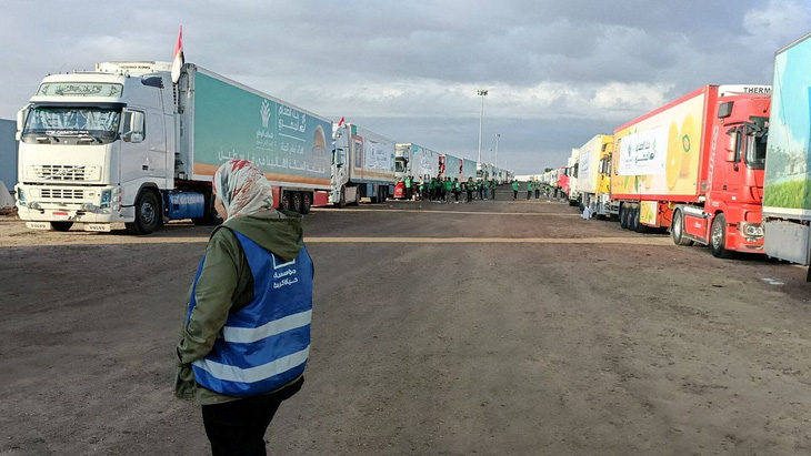 Hàng dài xe chở hàng cứu trợ nhân đạo cho Dải Gaza mắc kẹt tại cửa khẩu Rafah (Ai Cập) hôm 17-10 - Ảnh: REUTERS