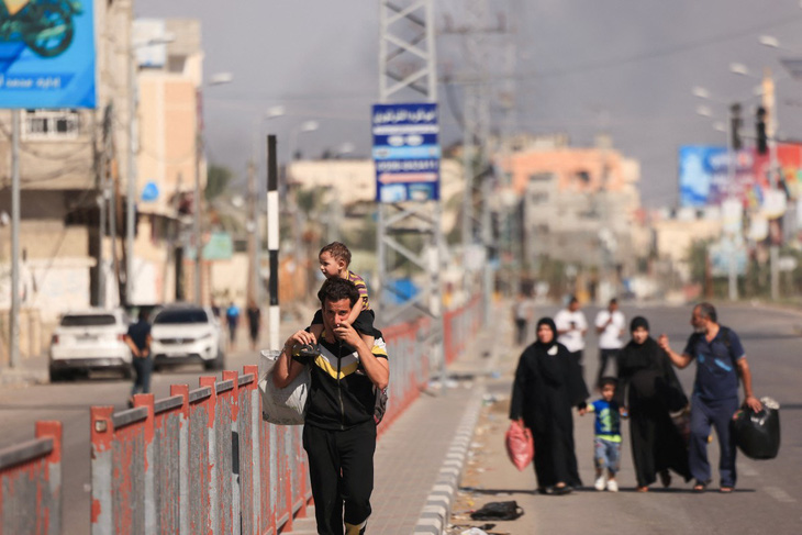 Nhóm người Palestine rời khỏi trại tị nạn Nuseirat ở trung tâm Dải Gaza, ngày 30-10 - Ảnh: AFP