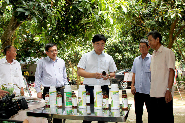 Ông Lê Quốc Phong (giữa) - bí thư Tỉnh ủy Đồng Tháp - thăm nông dân Tâm Quê Hội quán (xã Tân Thuận Tây, TP Cao Lãnh) sản xuất chế phẩm thảo mộc để phòng ngừa sâu, bệnh, sinh vật gây hại trên cây trồng - Ảnh: TỐNG DOANH