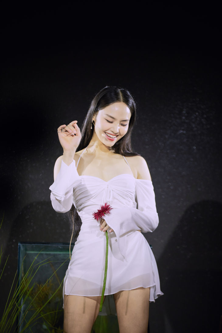 Ra mắt MV 'Cô đơn đã quá bình thường' sau 1 năm rực rỡ với 'Vì mẹ anh bắt chia tay', Miu Lê một lần nữa khẳng định sự biến hoá đa dạng từ hình ảnh đến âm nhạc.
