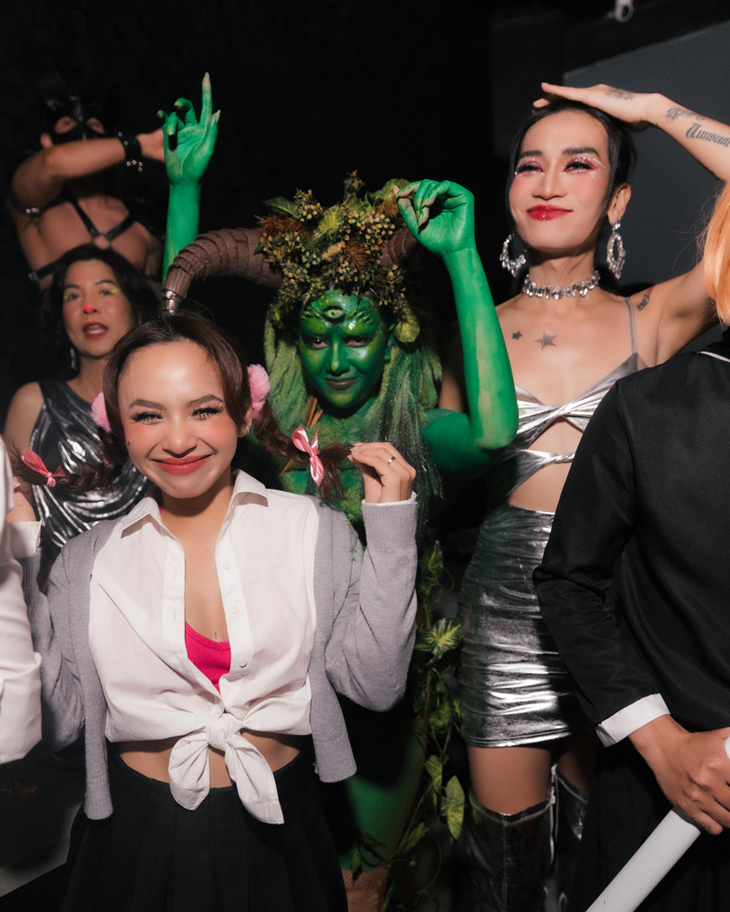 Đặc biệt, với Halloween năm nay, Băng Di còn cùng stylist Hoàng Ku chơi lớn khi tổ chức tiệc cho bạn bè đồng nghiệp cùng tham gia.