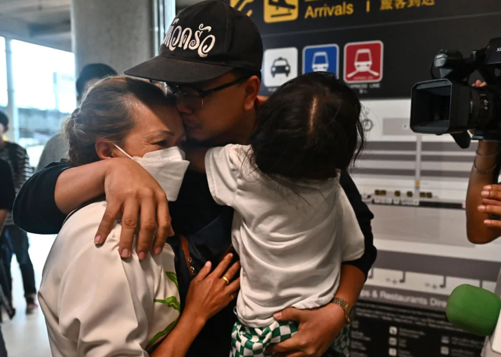 Khung cảnh xúc động của một công dân Thái Lan trở về từ Israel ngày 12-10 - Ảnh: AFP