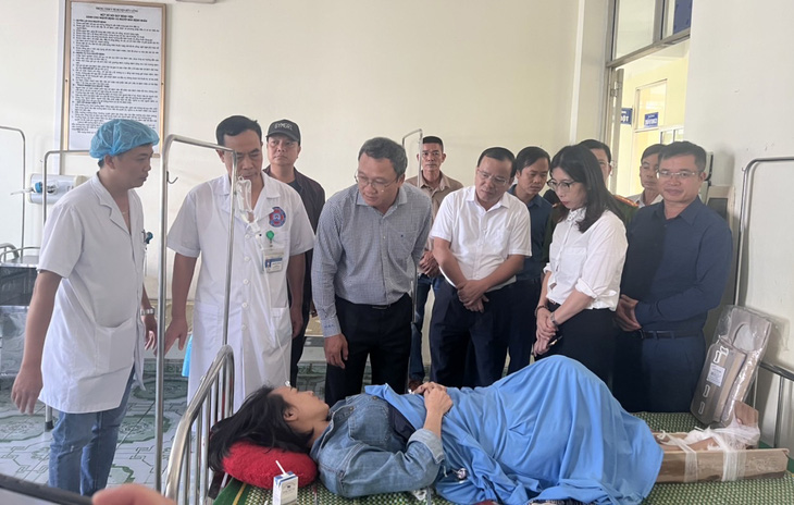 Ông Khuất Việt Hùng - phó chủ tịch chuyên trách Ủy ban An toàn giao thông quốc gia - dẫn đầu đoàn công tác thăm hỏi người bị thương trong vụ tai nạn - Ảnh: K.THẢO
