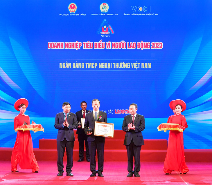 Đại diện Vietcombank nhận bằng khen Doanh nghiệp tiêu biểu vì người lao động 2023 - Ảnh: VCB