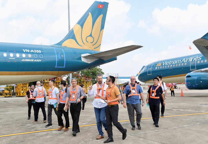 Chuyên gia hàng không từ nhiều nước thăm cơ sở bảo dưỡng máy bay của Vietnam Airlines - Ảnh: VNA