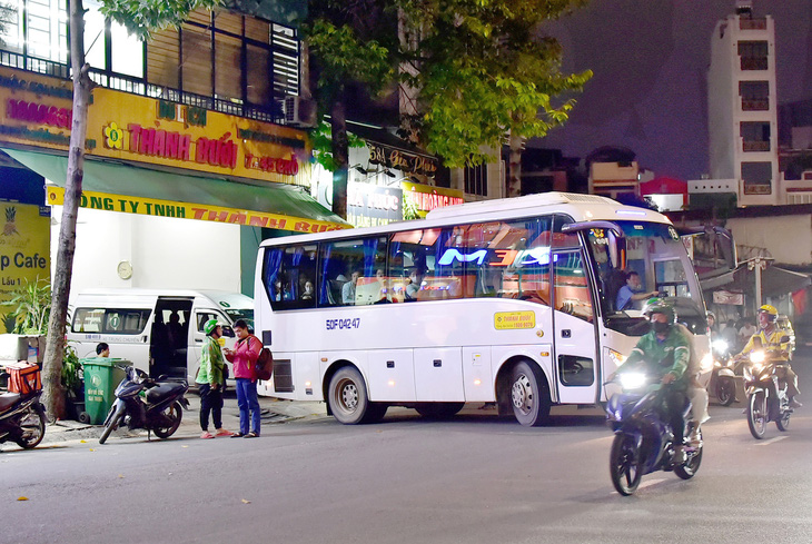 Xe Thành Bưởi chở khách trở về bến trên đường Lê Hồng Phong, quận 5, TP.HCM vào tối 19-10 - Ảnh: T.T.D.