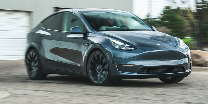 Doanh số Tesla dựa hoàn toàn vào 2 dòng chủ lực Model 3 và Model Y - Ảnh: Car and Driver