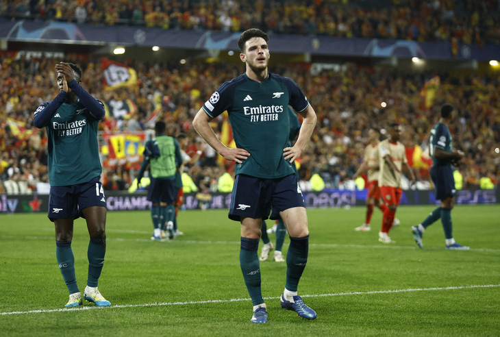 Sự thất vọng của các cầu thủ Arsenal trong trận thua Lens - Ảnh: REUTERS