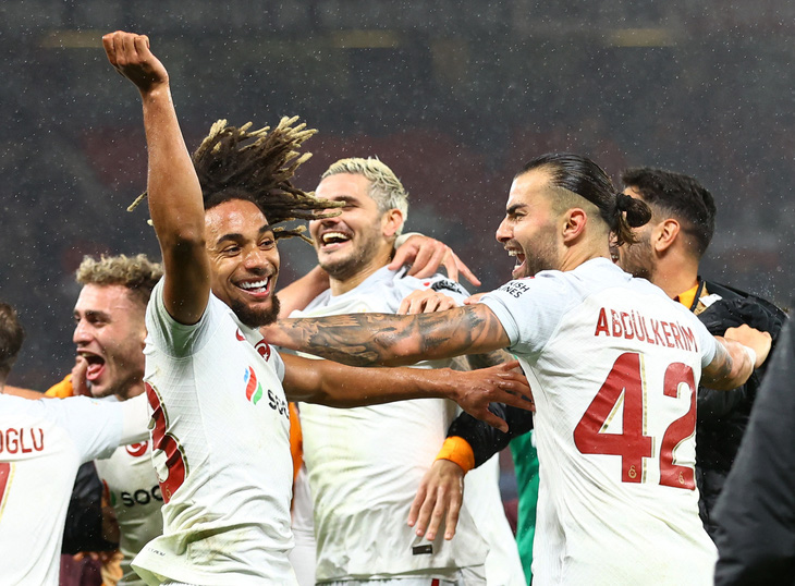Niềm vui của các cầu thủ Galatasaray sau khi ghi bàn vào lưới Man United - Ảnh: REUTERS
