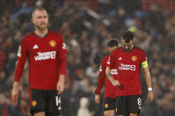 Nỗi buồn của các cầu thủ Man United sau trận thua Galatasaray - Ảnh: REUTERS