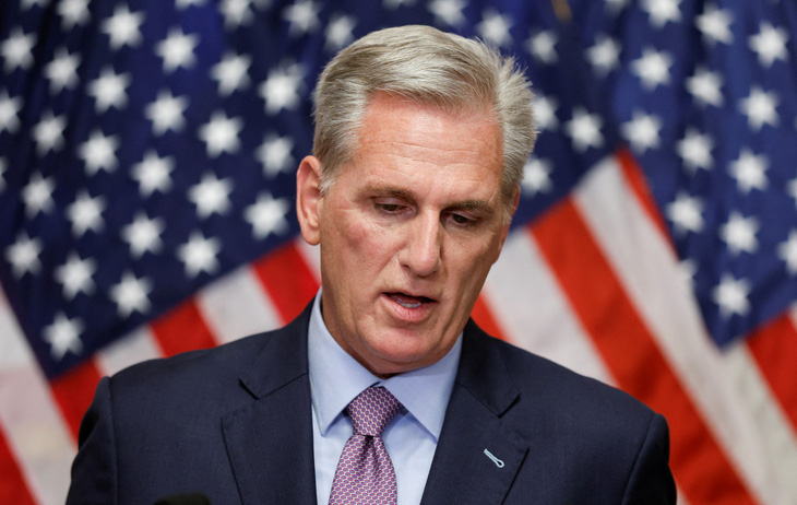 Ông Kevin McCarthy phát biểu sau khi bị loại khỏi ghế chủ tịch Hạ viện Mỹ - Ảnh: REUTERS