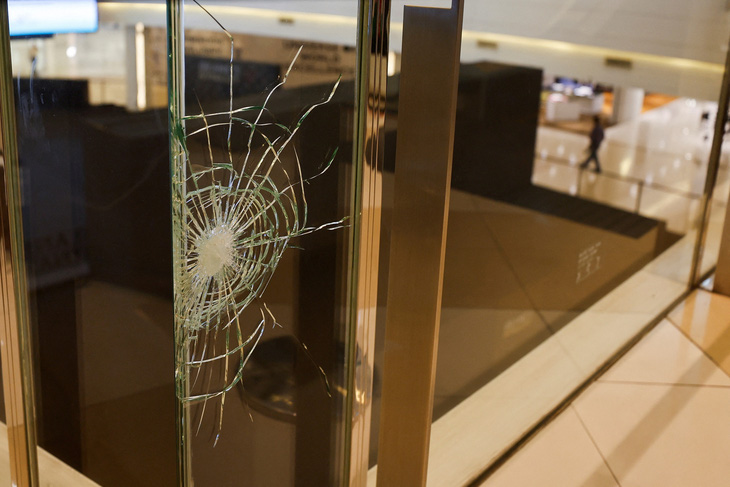 Thiếu niên 14 tuổi bắn vỡ kính một cửa hàng tại trung tâm thương mại - Ảnh: REUTERS