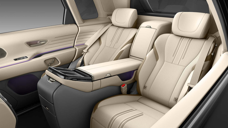 Century SUV là xe "ông chủ" với ưu tiên tối đa cho hàng ghế sau, cũng vì vậy xe mặc định chỉ có cấu hình 4 ghế - Ảnh: Toyota