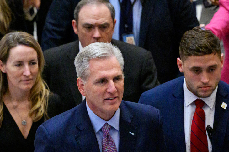 Ông Kevin McCarthy lặng lẽ rời Quốc hội Mỹ sau khi mất ghế chủ tịch Hạ viện ngày 3-10 - Ảnh: AFP