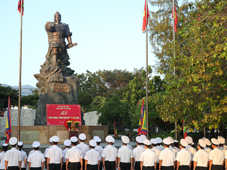 Đoàn công tác dâng hương tượng đài Trần Hưng Đạo tại công viên Bạch Đằng ở TP Nha Trang, trước khi xuất phát