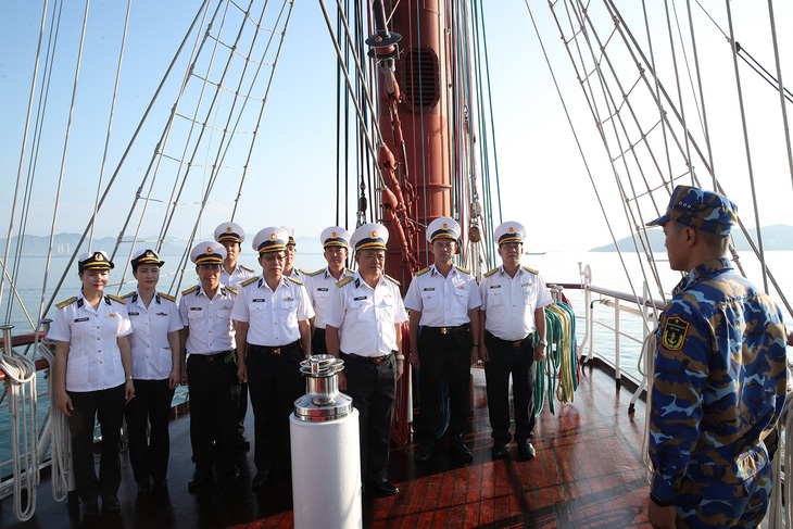 Thuyền trưởng tàu buồm Lê Quý Đôn báo cáo công tác chuẩn bị với trưởng đoàn công tác - Ảnh: VŨ HƯỞNG