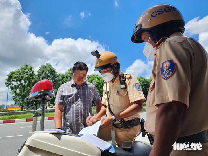 Tài xế S. bị cảnh sát giao thông Cát Lái lập biên bản vi phạm hành chính - Ảnh: MINH HÒA