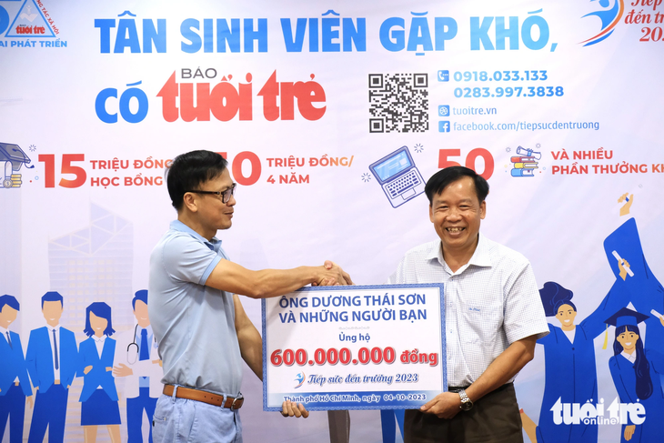Ông Dương Thái Sơn - giám đốc Công ty TNHH bao bì giấy Nam Long (phải) - đến báo Tuổi Trẻ trao khoản đóng góp của ông và bạn bè, đồng nghiệp cho chương trình &quot;Tiếp sức đến trường&quot; - Ảnh: VŨ THỦY