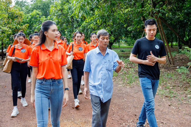 Team Nước của mentor Bùi Quỳnh Hoa ghé thăm nhà anh Viễn ở Mã Đà.