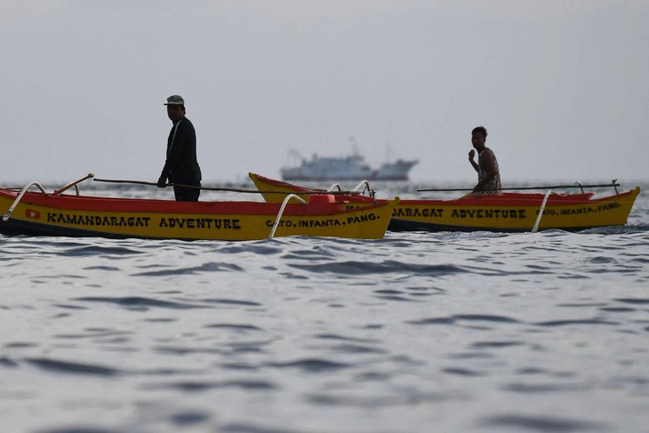 Ngư dân Philippines hoạt động ở Biển Đông hồi tháng trước - Ảnh: AFP