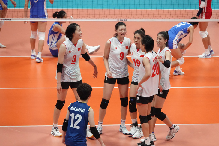 Thắng Triều Tiên, bóng chuyền nữ Việt Nam đặt một chân vào bán kết Asiad 19 - Ảnh: NAM TRUNG