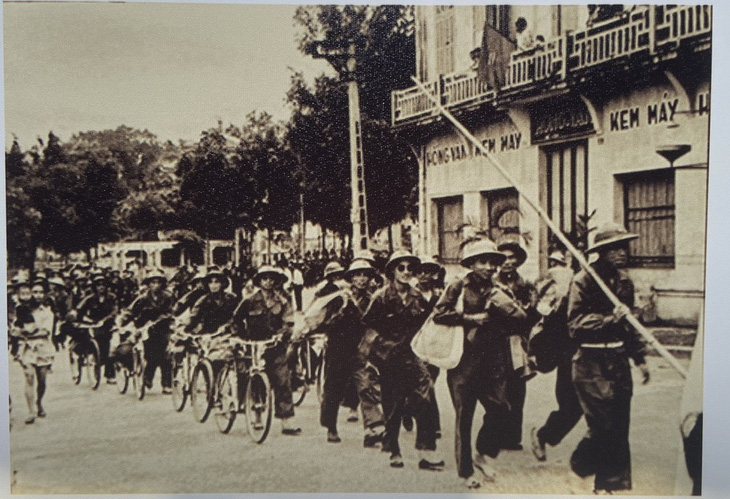 Các đội hành chính tiến vào Hà Nội để tiến hành kiểm kê vào đầu tháng 10-1954 - Ảnh chụp lại trong trưng bày