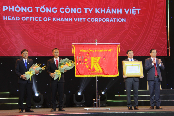 Thừa ủy quyền của Chủ tịch nước, chủ tịch UBND tỉnh Khánh Hòa Nguyễn Tấn Tuân trao Huân chương lao động hạng nhì cho Văn phòng Tổng công ty Khánh Việt - Ảnh: TRẦN HƯỚNG