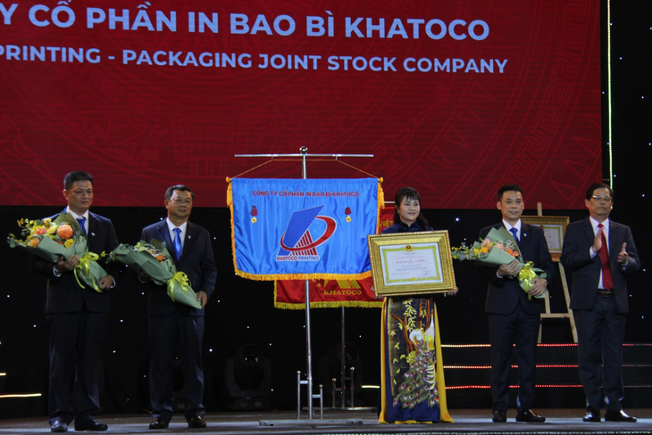 Chủ tịch UBND tỉnh Khánh Hòa Nguyễn Tấn Tuân trao Huân chương lao động hạng nhì cho Công ty CP in bao bì Khatoco - Ảnh: TRẦN HƯỚNG